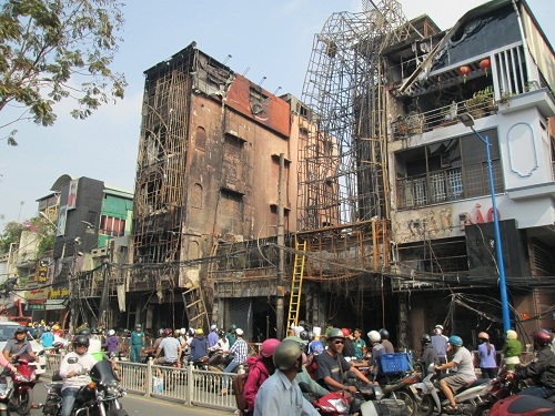 Toàn cảnh dãy nhà bị cháy trên đường Trần Quốc Thảo