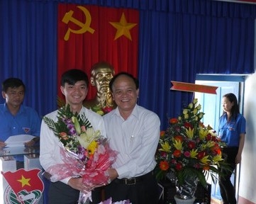 Bí thư Tỉnh ủy Bình Định Nguyễn Văn Thiện (bên phải) tặng hoa chúc mừng ông Nguyễn Minh Triết lúc ông Triết về làm Phó bí thư Tỉnh đoàn Bình Định.