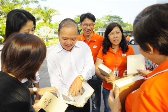 Ngoài kinh doanh, ông Châu còn được coi là linh hồn của văn hoá doanh nghiệp FPT, một trong những yếu tố quan trọng trong chiến lược phát triển con người của Tập đoàn.