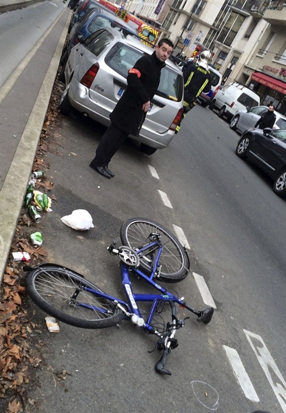Chiếc xe đạp của một người dân vứt lăn lóc trên đường sau khi đâm trúng một chiếc xe hơi của các tay súng, cách hiện trường vụ việc không xa.