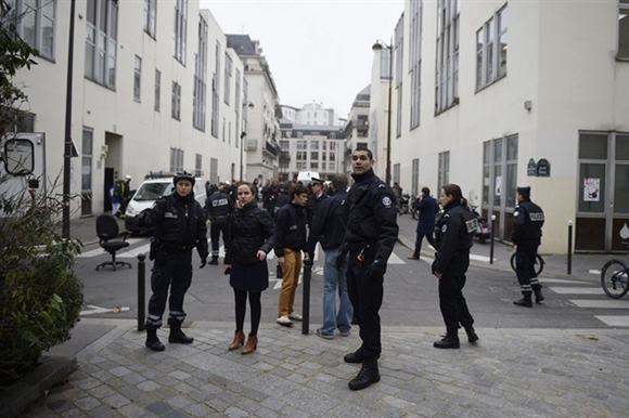 Lực lượng cảnh sát tập trung trước trụ sở tòa soạn Charlie Hebdo.