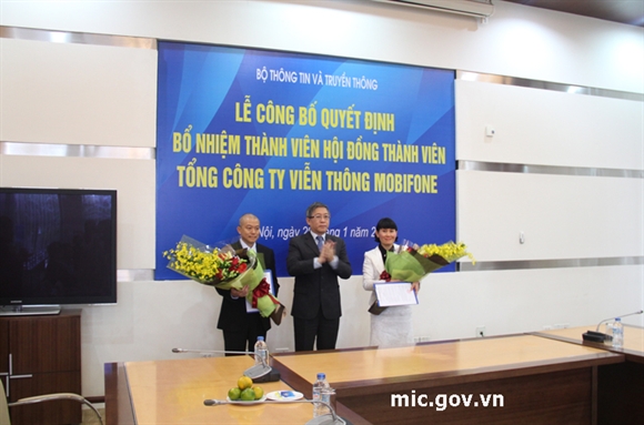Thứ trưởng Lê Nam Thắng trao Quyết định bổ nhiệm thành viên Hội đồng thành viên Tổng Công ty viễn thông MobiFone 