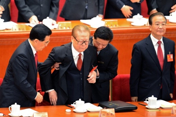 Ông Hồ Cẩm Đào (bìa trái) đỡ ông Giang Trạch Dân vào ghế ở đại hội Đảng Cộng sản Trung Quốc hồi năm 2012.