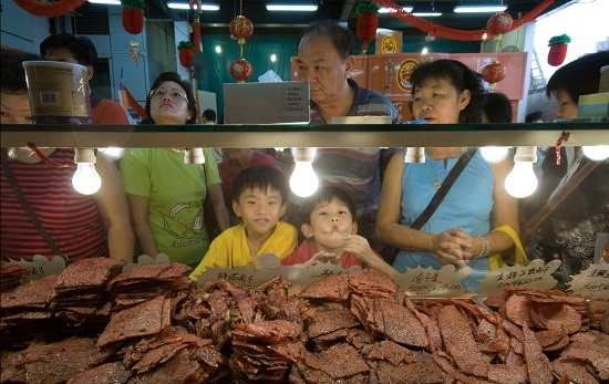 Bak kwa là món ăn truyền thống và phổ biến trong dịp Tết âm lịch tại Singapore.