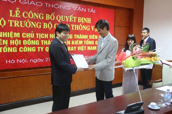 Thứ trưởng Phạm Quý Tiêu trao Quyết định cho tân Chủ tịch Hội đồng thành viên Tổng công ty Quản lý bay Việt Nam Đinh Việt Thắng