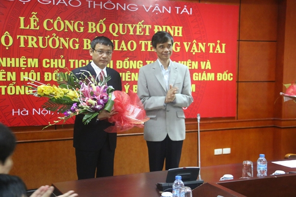Thứ trưởng Phạm Quý Tiêu tặng hoa chúc mừng cho ông Phạm Việt Dũng - Thành viên Hội đồng thành viên kiêm Tổng giám đốc Tổng công ty Quản lý bay Việt Nam
