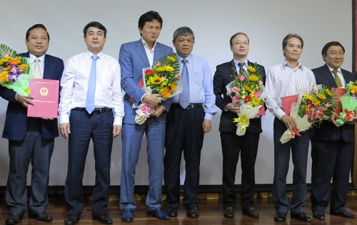 Phó thống đốc Nguyễn Phước Thanh (giữa) và Chủ tịch Vietcombank - Nghiêm Xuân Thành (thứ 2 từ trái) trao quyết định cho các lãnh đạo Ngân hàng Xây dựng. Ảnh: Lệ Chi
