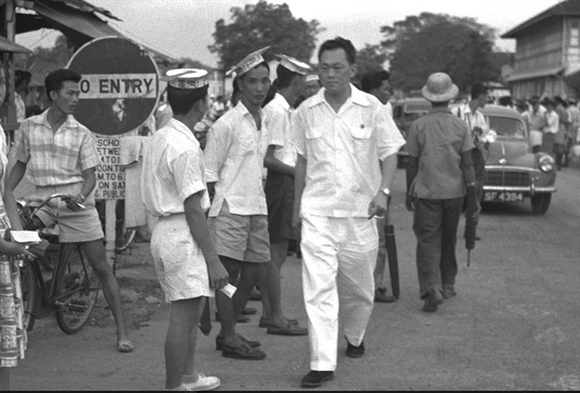 Năm 1954, ông trở thành người lập quốc và là Tổng bí thư Đảng Nhân dân Hành động (PAP), một liên minh theo đường lối xã hội gồm các phòng trào của người nói tiếng Anh và Trung nhằm chấm dứt sự cai trị của Anh. Singapore giành độc lập trên các lĩnh vực trừ đối ngoại và quốc phòng.