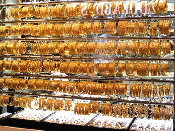 Chợ vàng với cả trăm chủng loại, nhưng vòng, lắc tay được bày bán nhiều hơn cả. Nhờ chính sách miễn thuế kinh doanh, giá vàng 24K ở khu chợ này khoảng 30 USD mỗi gram. So với Việt Nam hiện tại (ở mức 35,2 triệu mỗi lượng, tương đương 43,5USD cho mỗi gram), vàng ở khu chợ này rẻ hơn chừng 13 USD/gram. Giới kinh doanh tại Dubai cũng cho biết đây là mức giá giao dịch vàng 24K thấp nhất thế giới hiện nay. 
