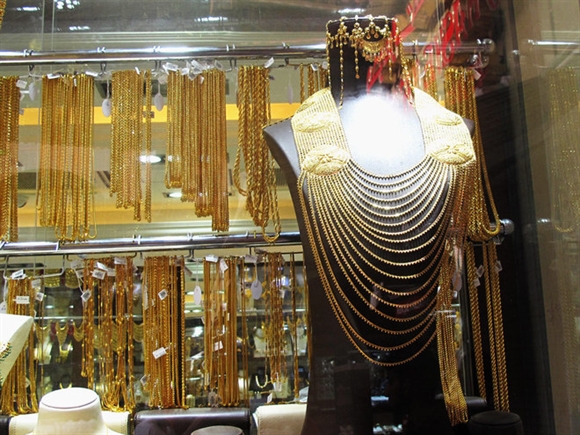 Bộ trang sức chế tác theo phong cách của nữ hoàng thời cổ đại có trọng lượng vài kg vàng rất dễ gặp ở khu phố vàng nổi tiếng này.