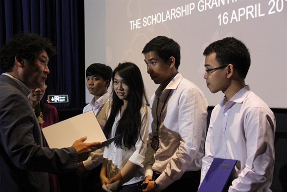 Ông Hong Won Sik, Giám đốc LOTTE Mart Việt Nam, trao học bổng cho các sinh viên.