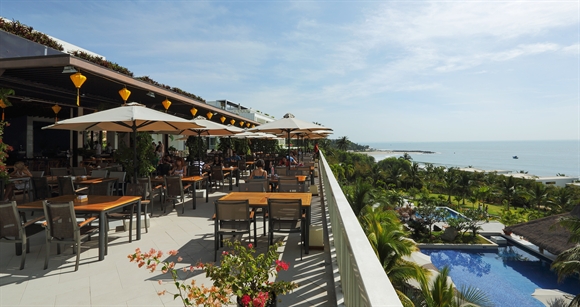 Nhà hàng Vista tại The Cliff Resort & Residences