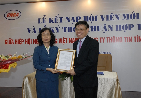 Đại diện Lãnh đạo PCB đón nhận Quyết định công nhận là Hội viên của Hiệp hội Ngân hàng Việt Nam