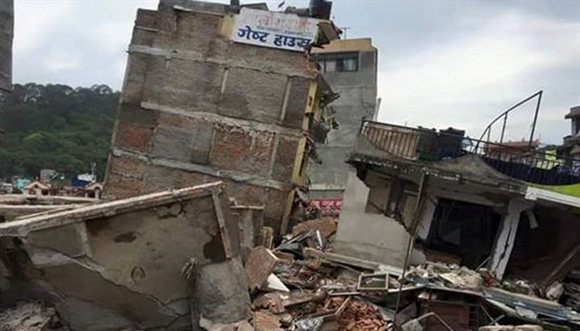 Cơ quan Khảo sát địa chất Mỹ (USGS), cho biết, một trận động đất mạnh 7,9 độ Richter rung chuyển khu vực nằm giữa thành phố Pokhara và thủ đô Kathmandu của Nepal. Cơn địa chấn xảy ra lúc 6h11 ngày 25/4 (giờ GMT, tức 13h11 giờ Hà Nội). Tất cả người dân đều chạy ra đường khi mặt đất rung lắc. Nhiều tòa nhà, chùa chiền tại thủ đô Kathmandu đổ sập, mặt đường nhiều nơi bị nứt toác. Roger Bilham, chuyên gia về địa chất của Đại học Colorado (Mỹ), cho biết, trận động đất kéo dài từ một đến hai phút. Trong khi đó, Pakistan, Bangladesh và Ấn Độ cũng chịu ảnh hưởng từ cơn địa chấn. Ảnh: Reuters  Bài viết: http://news.zing.vn/Toan-canh-dong-dat-Nepal-khien-hon-2500-nguoi-chet-post534079.html  Nguồn Zing News