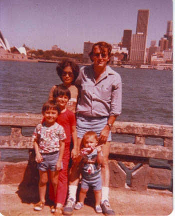 Ông Robinson cùng vợ và ba con hồi năm 1978. Ảnh: NVCC
