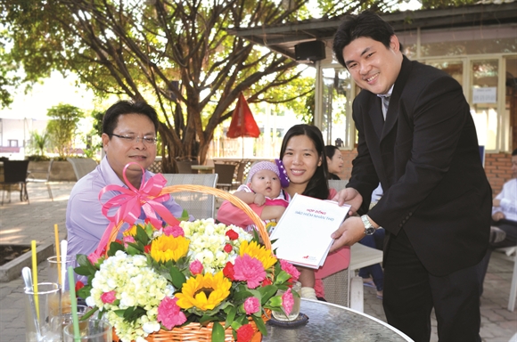 Ông Paul Wong, Phó Giám đốc Kinh doanh của Great Eastern tận tay trao hợp đồng bảo hiểm cho gia đình bé Cát Tường