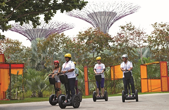 Hình ảnh người sử dụng Segway tại Singapore