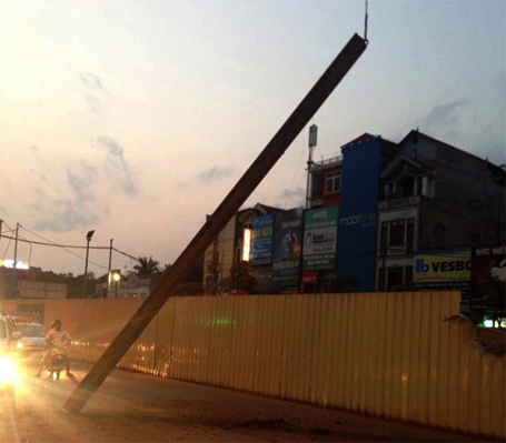 Thanh sắt dài 33m từ công trường thi công tuyến đường sắt rơi ra ngoài đường Hồ Tùng Mậu