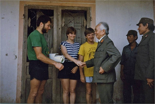 Ông Howard (áo vàng) và vợ trong lần gặp Đại tướng Võ Nguyên Giáp năm 1992. Ảnh: NVCC
