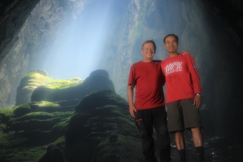 Ông Limbert và Hồ Khanh, hai người phát hiện và công bố Sơn Đoòng lớn nhất thế giới, bên trong hang này, vừa được tặng thưởng Huân chương Lao động hạng 3. Ảnh: NVCC