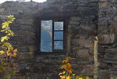 Nhà ở Carrega Ligure thường có cửa sổ nhỏ để tránh thời tiết khắc nghiệt. Ảnh: dailymail