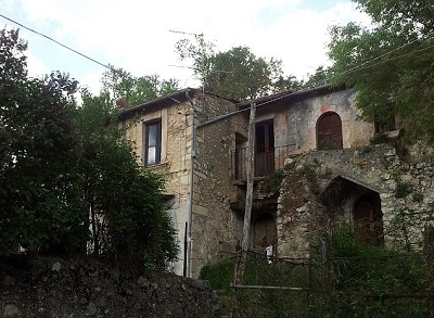Trận động đất năm 1915 ở Lecce nei Marsi đã khiến những ngôi nhà này bị bỏ hoang. Ảnh: dailymail