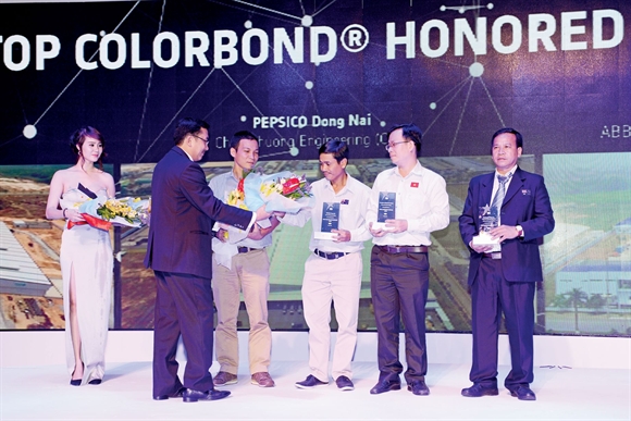 Đại diện NS BlueScope Việt Nam trao kỷ niệm chương cho khách hàng thân thiết của Công ty