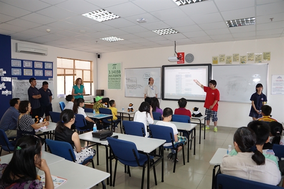 Học sinh nhà trường giới thiệu với học sinh và phụ huynh nhân dịp đến thăm nhà trường