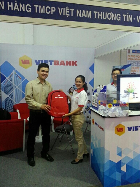 VietBank trao quà cho khách hàng rút thăm trúng thưởng