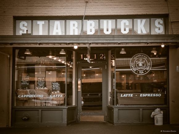 Cửa hàng Starbucks đầu tiên tại Pike Place Market ở Seattle, khai trương năm 1971 với ngoại thất và logo ban đầu.