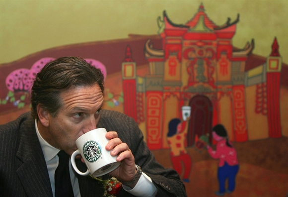 Howard Schultz tham dự lễ khai trương Starbucks Trung Quốc năm 2006.