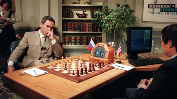Kasparov trong trận đấu với Deep Blue - Nguồn: The Verge