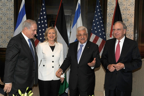 Ông Mitchell (ngoài cùng bên phải) cùng cựu Ngoại trưởng Mỹ Hillary Clinton, Thủ tướng Israel Benjamin Netanyahu (ngoài cùng bên trái), và Thủ tướng Palestine Mahmoud Abbas (thứ hai từ phải qua) - Nguồn: Boston Globe