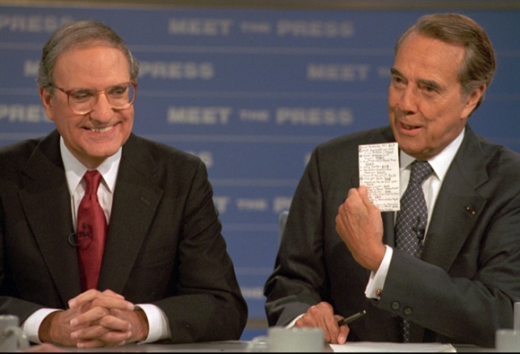 2 cựu Thượng Nghị sĩ George Mitchell (trái) và Bob Dole (phải): Từ đối thủ hóa bạn bè - Nguồn: AP