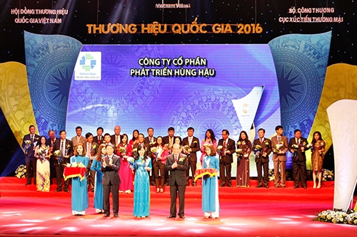 Hung Hau nhan giai Thuong hieu Quoc gia 2016