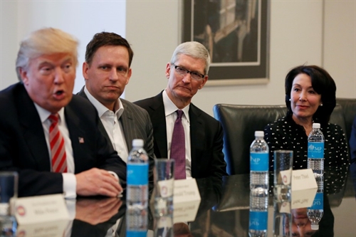 Tim Cook noi gi ve Steve Jobs, Donald Trump, Homepod va AR?