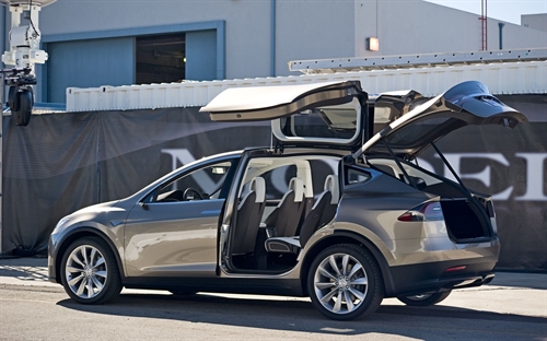 Tesla trieu hoi 11.000 xe Model X SUV de kiem tra loi bang ghe