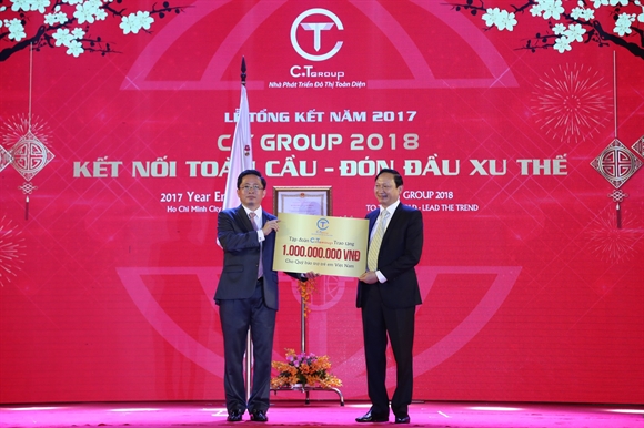 Tap doan C.T Group don nhan Huan chuong Lao dong hang Nhi va thuong Tet lon