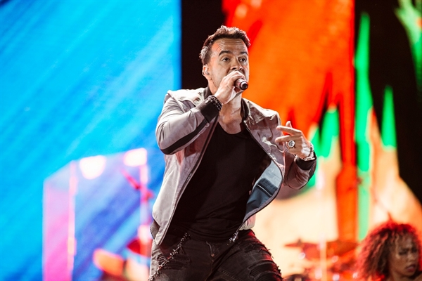 Gần một vạn khán giả đến với Cocofest xem Luis Fonsi biểu diễn Gan mot van khan gia den voi Cocofest xem Luis Fonsi bieu dien