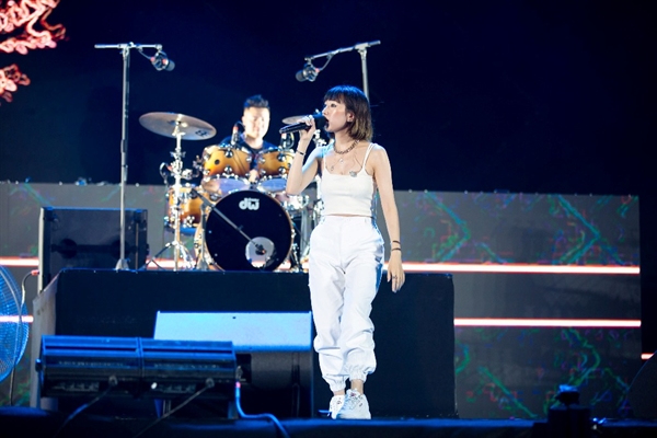 Gần một vạn khán giả đến với Cocofest xem Luis Fonsi biểu diễn Gan mot van khan gia den voi Cocofest xem Luis Fonsi bieu dien