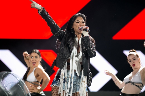 Gần một vạn khán giả đến với Cocofest xem Luis Fonsi biểu diễn Gan mot van khan gia den voi Cocofest xem Luis Fonsi bieu dien