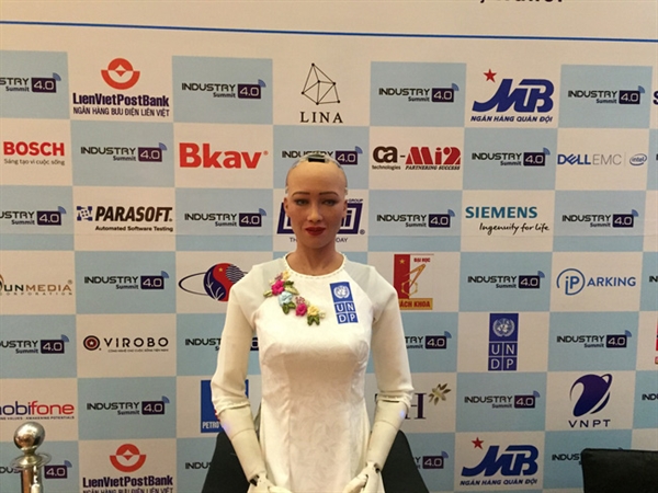 Robot Sophia noi gi ve CMCN 4.0 o Viet Nam?