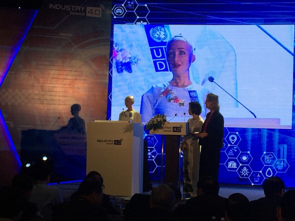 Robot Sophia noi gi ve CMCN 4.0 o Viet Nam?