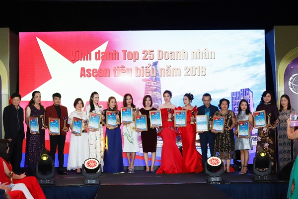 CEO Digital Advalue nhan cup Doanh Nhan  ASEAN Tieu Bieu Nam 2018