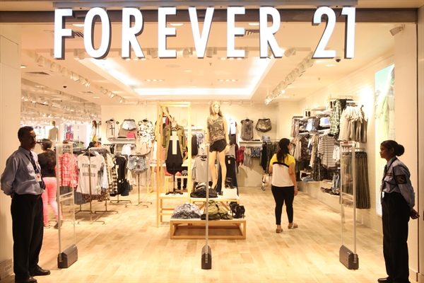 Forever 21 đang có khoảng 800 cửa hàng tại các quốc gia trên thế giới. Ảnh: elle.vn 