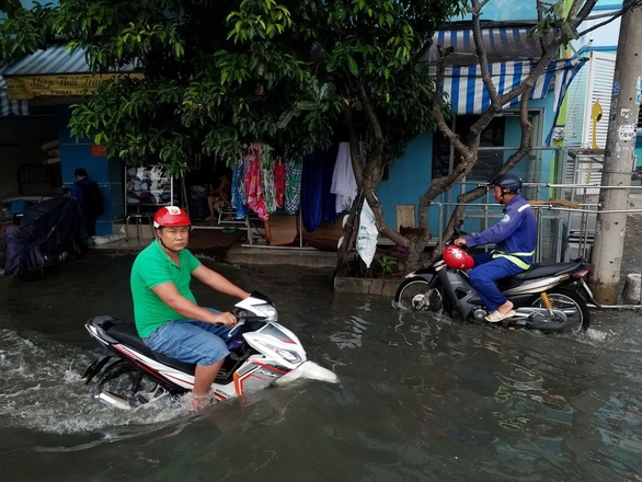 Ngập nước do triều cường tại đường Mễ Cốc, quận 8 - Ảnh: CHÂU TUẤN