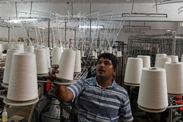 Công nhân làm việc tại một nhà máy ở Ấn Độ. (Nguồn: wsj.com)