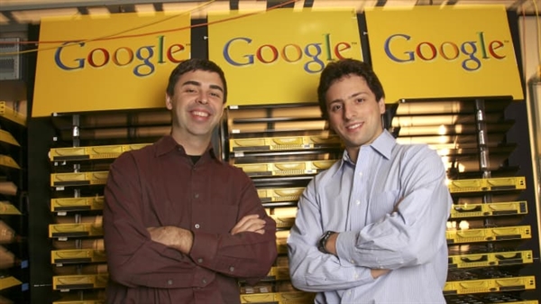 Larry Page (L), sau đó là đồng sáng lập và chủ tịch, các sản phẩm, và Serge Brin, sau đó là đồng sáng lập và chủ tịch, công nghệ, tại trụ sở chính của trường vào năm 2003.