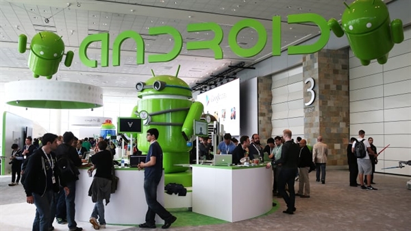Người tham dự ghé thăm gian hàng Android trong hội nghị các nhà phát triển Google I / O ở San Francisco.