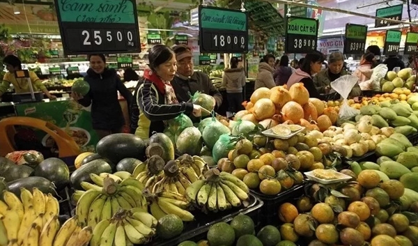Shoppers look at fruits at the Central Group Vietnam's Big C supermarket in Hanoi. Photo by Reuters/Kham.